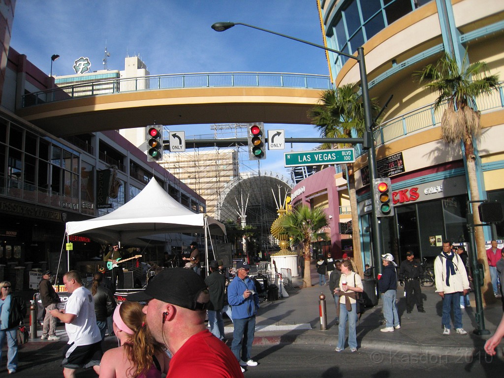 Las Vegas 2010 - Marathon 0701.JPG - The 2010 Las Vegas Fire - Ice and Sweat Tour. Half Marathon, Red Rock Canyon, Casinos, Valley of Fire.... and buffets!